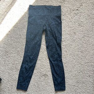 $118 Lululemon Run On Tight (25")
Nouveau Mach Blue Black size 4